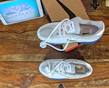 Load image into Gallery viewer, (2002) Nike Air Max Elite (PS)